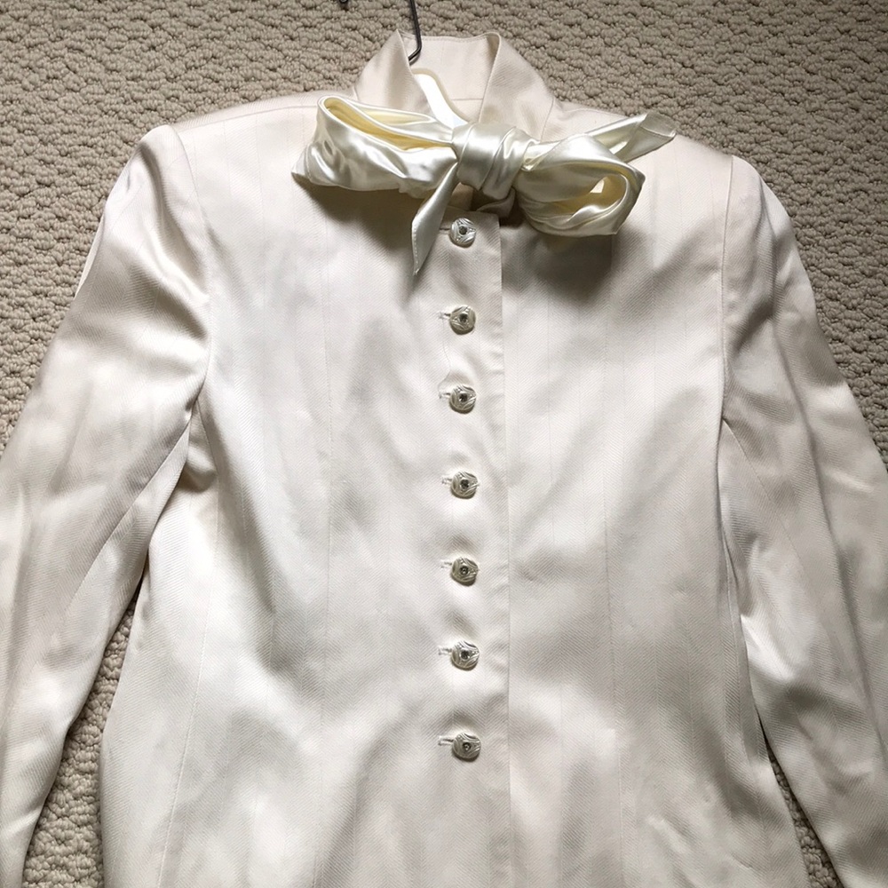 Calise II off white suit. Sz 4. BNWT. 100% silk.